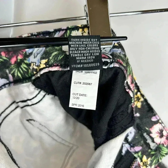 2/$30 Disney Lilo and Stitch Cut Off Hawaiian Floral Denim Shorts Women Size 3 - Picture 10 of 11